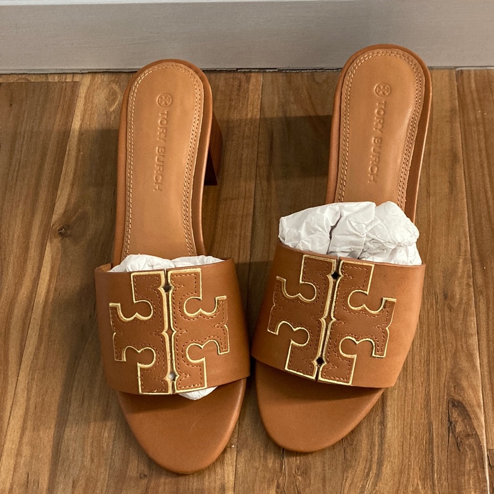 Classic middle heels sandals